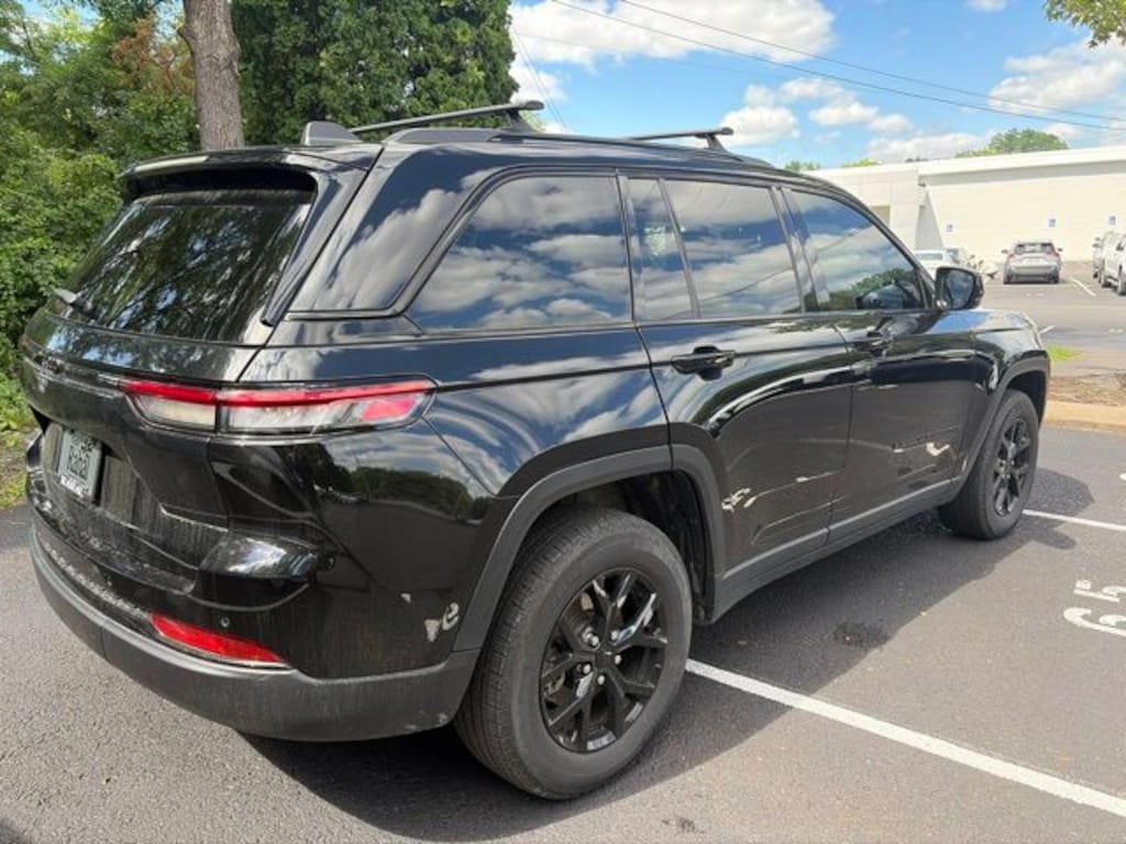 Used 2024 Jeep Grand Cherokee Laredo SUV