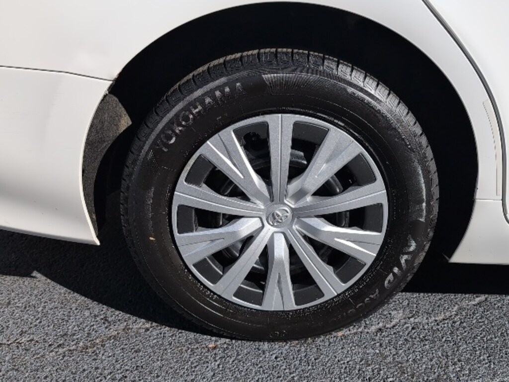 Used 2018 Toyota Camry Hybrid Sedan