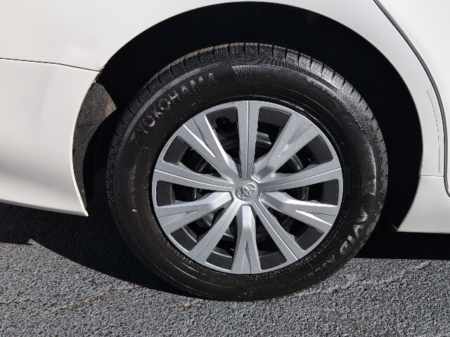 2018 Toyota Camry Hybrid LE photo 4