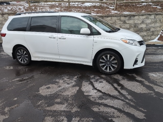 2019 Toyota Sienna LE's photo