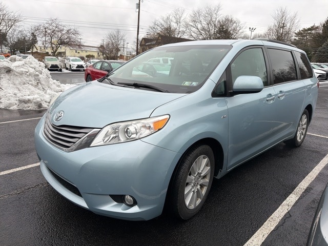 2017 Toyota Sienna XLE's photo