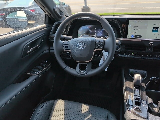 2025 Toyota Crown Signia Limited photo 3