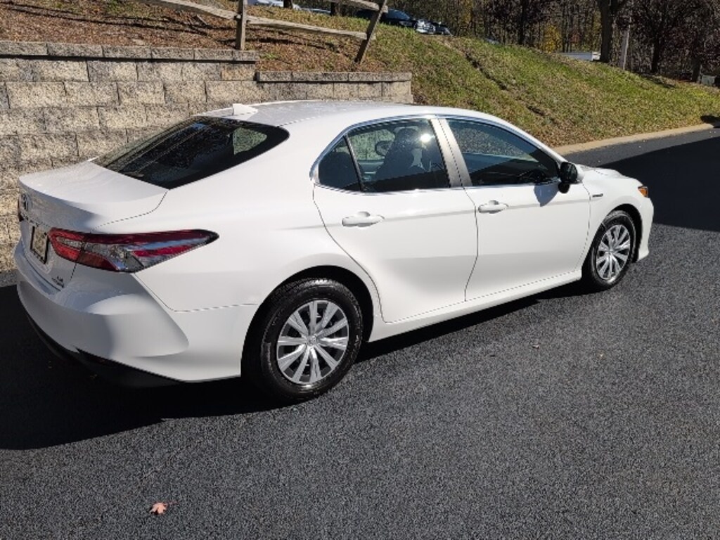 Used 2018 Toyota Camry Hybrid Sedan