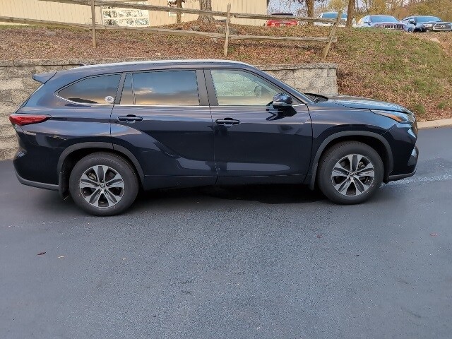 2023 Toyota Highlander L photo 2