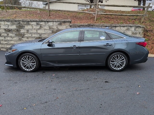 2022 Toyota Avalon Hybrid Limited photo 3