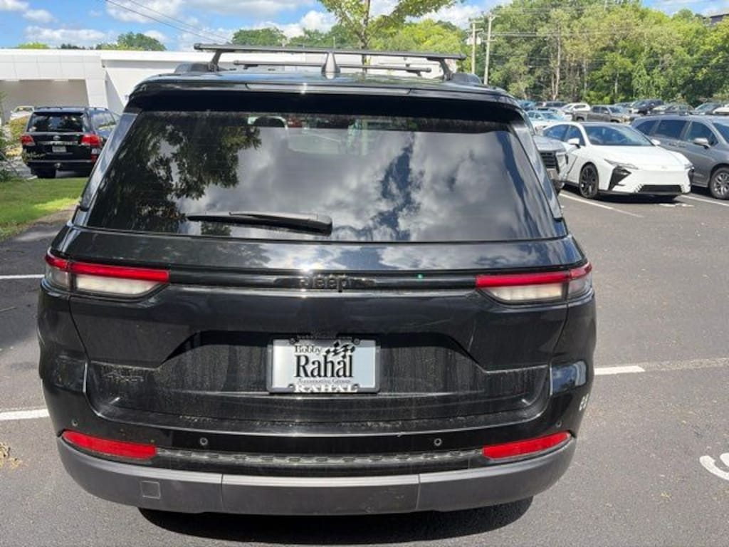 Used 2024 Jeep Grand Cherokee Laredo SUV