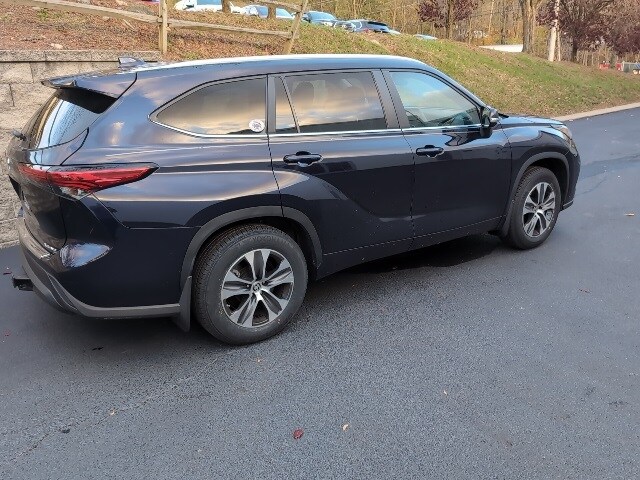 2023 Toyota Highlander L photo 3