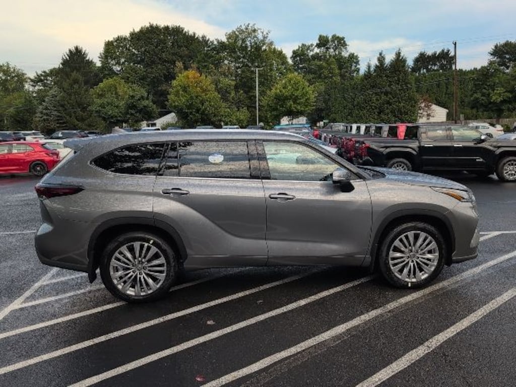 New 2026 Toyota Highlander Platinum SUV