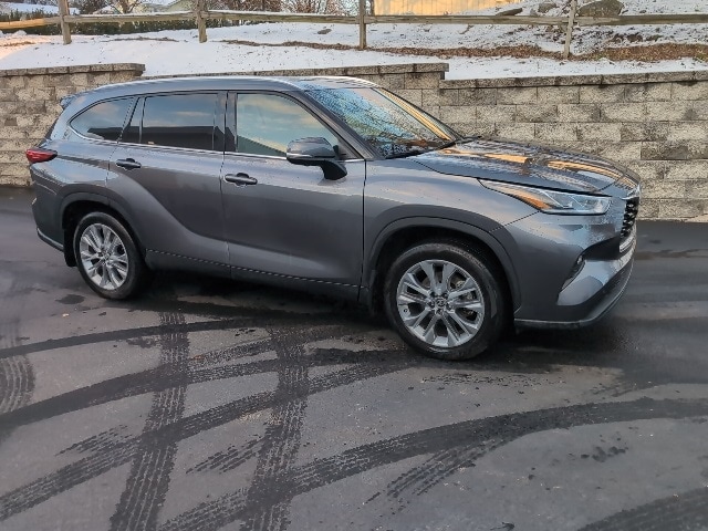 2023 Toyota Highlander Limited's photo