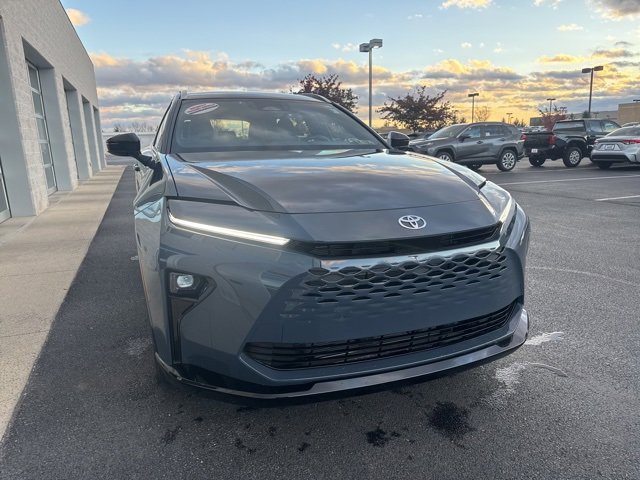 2025 Toyota Crown Signia XLE photo 3