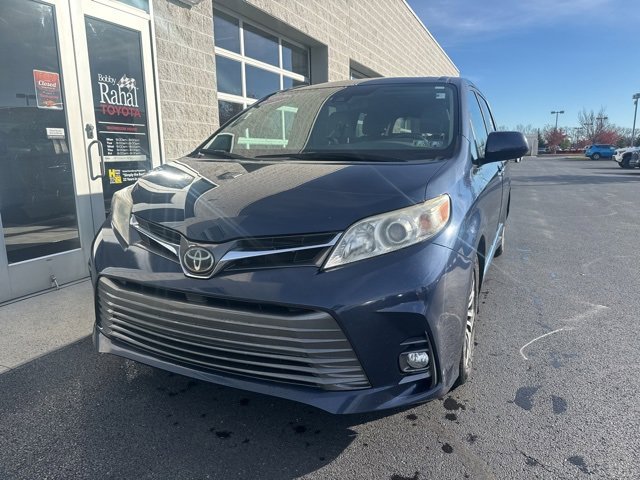 2019 Toyota Sienna XLE Premium photo 2