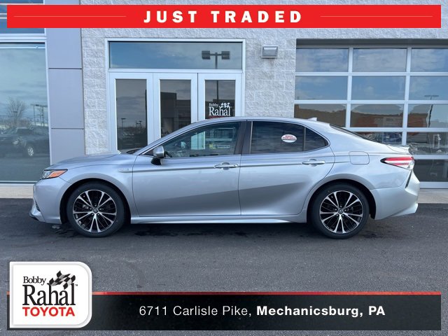 2020 Toyota Camry SE's photo