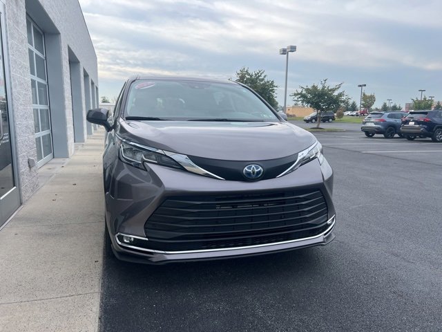 2021 Toyota Sienna XLE photo 2
