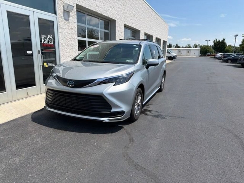 Used 2025 Toyota Sienna LE 8 Passenger Van Passenger Van