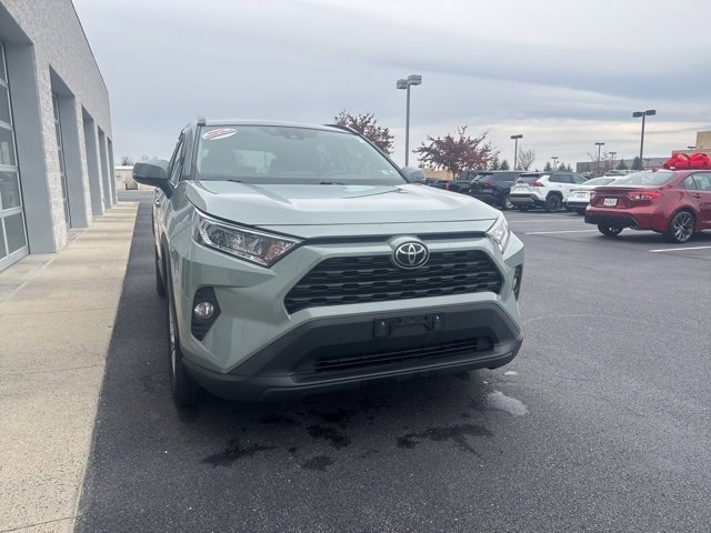 2020 Toyota RAV4 XLE photo 3