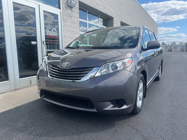 2015 Toyota Sienna L photo 2