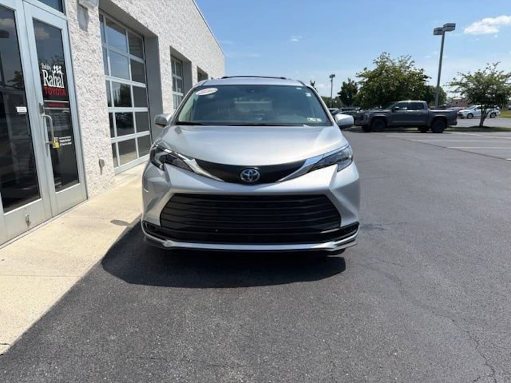 Used 2025 Toyota Sienna LE 8 Passenger Van Passenger Van