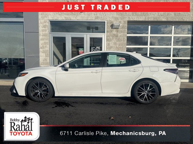 2022 Toyota Camry SE's photo