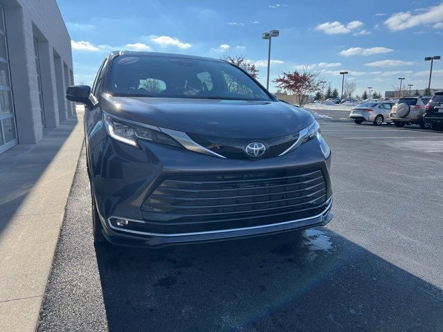 2025 Toyota Sienna Limited photo 3
