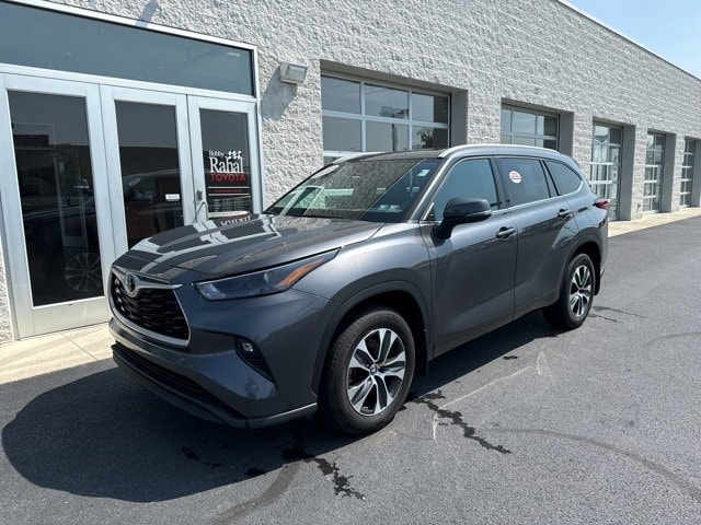 Used 2022 Toyota Highlander XLE with VIN 5TDHZRBH9NS588095 for sale in Mechanicsburg, PA