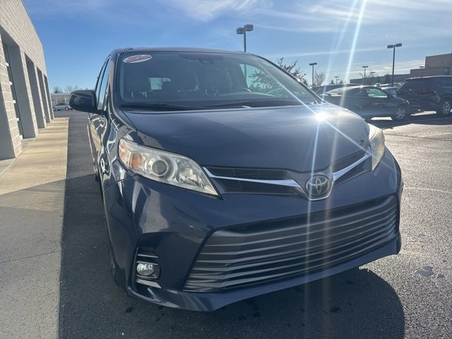 2019 Toyota Sienna XLE Premium photo 3