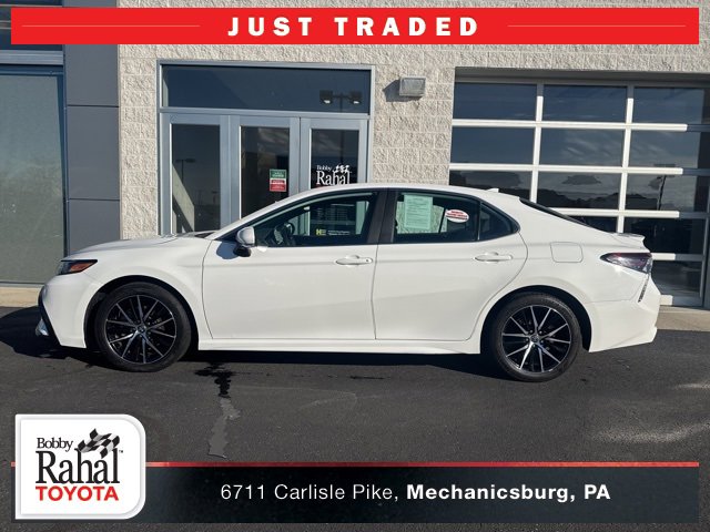 2024 Toyota Camry SE's photo