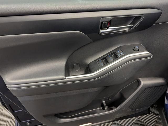 2021 Toyota Highlander XLE - Photo 19