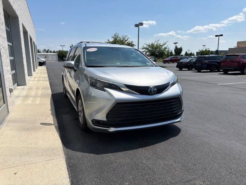Used 2025 Toyota Sienna LE 8 Passenger Van Passenger Van