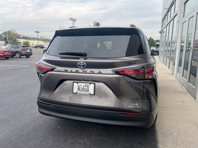 2021 Toyota Sienna XLE photo 3