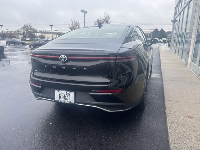 2023 Toyota Crown XLE photo 4