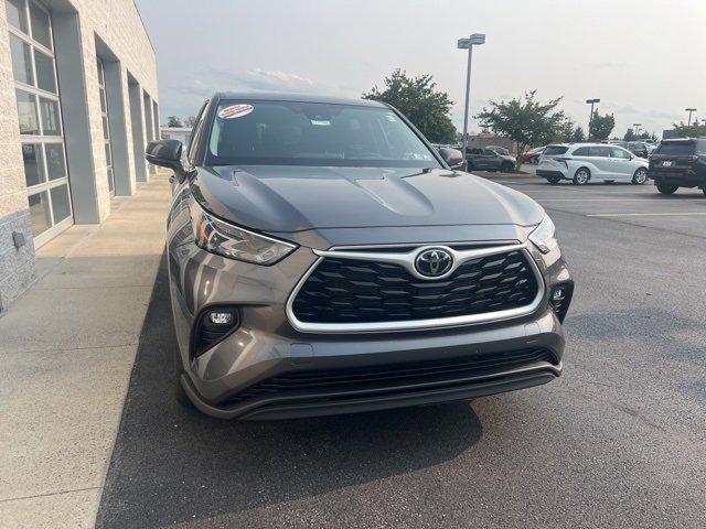 2024 Toyota Highlander LE photo 3