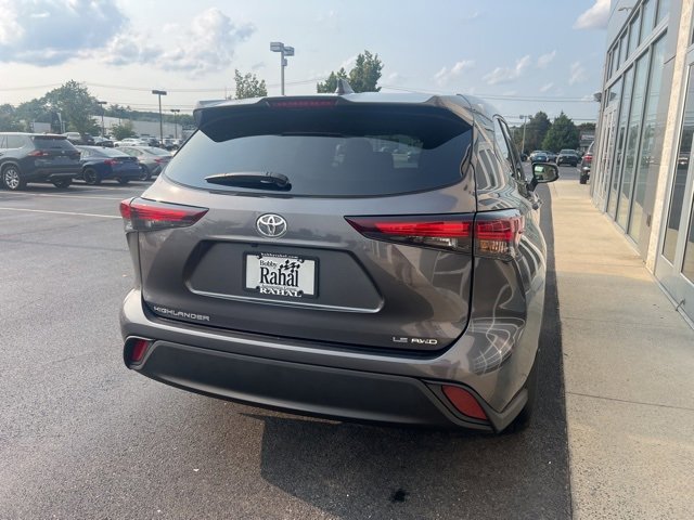 2024 Toyota Highlander LE photo 4