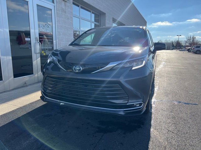 2025 Toyota Sienna Limited photo 2