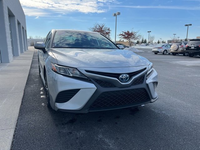 2020 Toyota Camry Hybrid SE photo 3