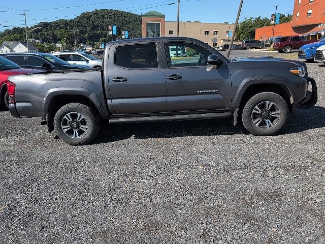 2019 Toyota Tacoma TRD Sport photo 2