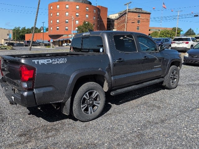 2019 Toyota Tacoma TRD Sport photo 3