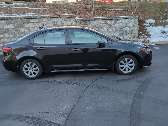 2022 Toyota Corolla LE photo 2