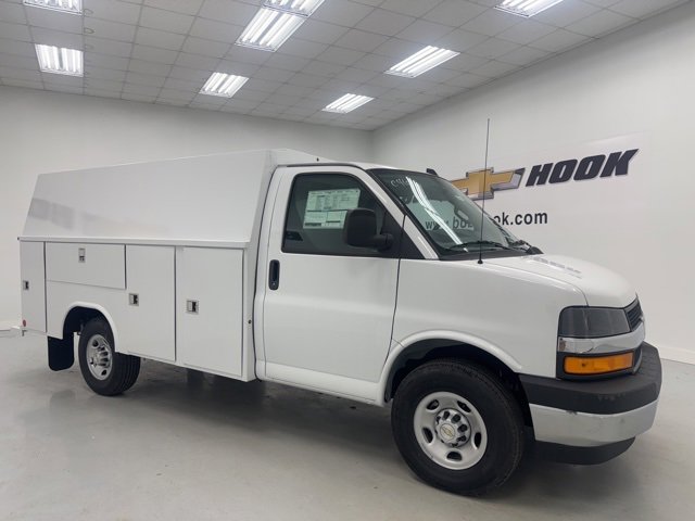 2025 Chevrolet Express Cutaway 3500 photo 3