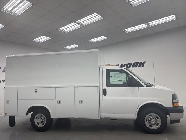 2025 Chevrolet Express 3500 Cutaway Van photo 2
