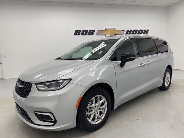 2024 Chrysler Pacifica Touring L's photo