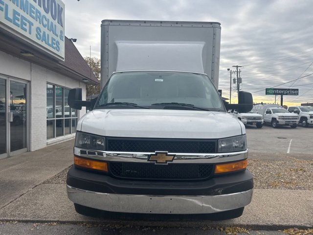 2025 Chevrolet Express 3500 Cutaway Van photo 2