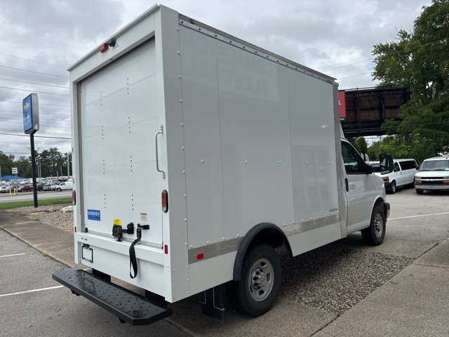 2025 Chevrolet Express 3500 Cutaway Van photo 4