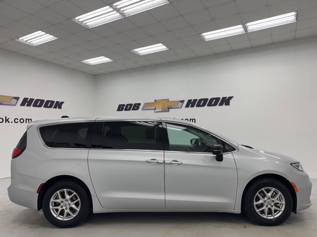 2024 Chrysler Pacifica Touring L photo 4