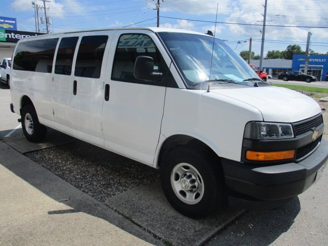 2022 Chevrolet Express Passenger 3500 photo 3