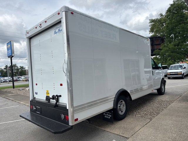 2025 Chevrolet Express 3500 Cutaway Van photo 4