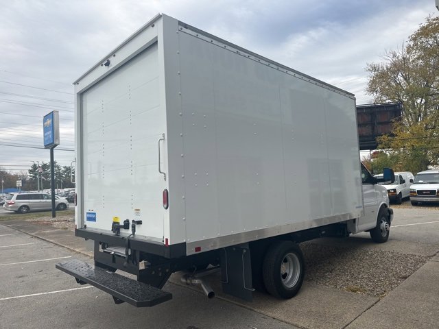 2025 Chevrolet Express 3500 Cutaway Van photo 4