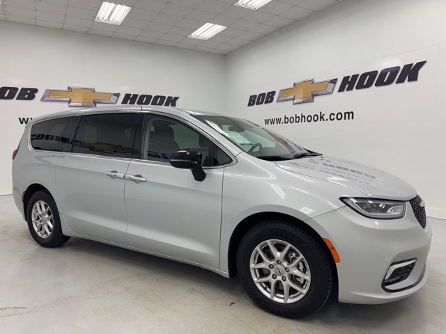 2024 Chrysler Pacifica Touring L photo 3