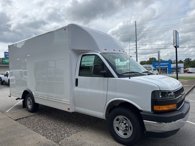2025 Chevrolet Express 3500 Cutaway Van photo 3