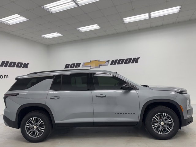 2024 Chevrolet Traverse photo 2