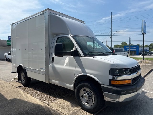 2025 Chevrolet Express 3500 Cutaway Van photo 3